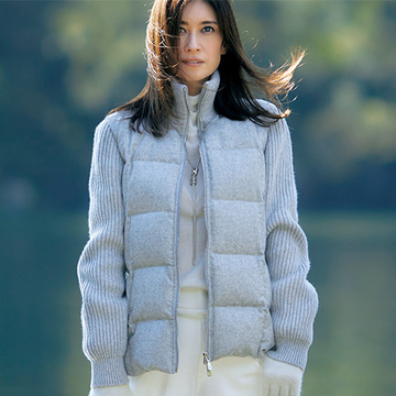 ニットとコンビですっきり着こなせる「イレブンティ」のダウンジャケット