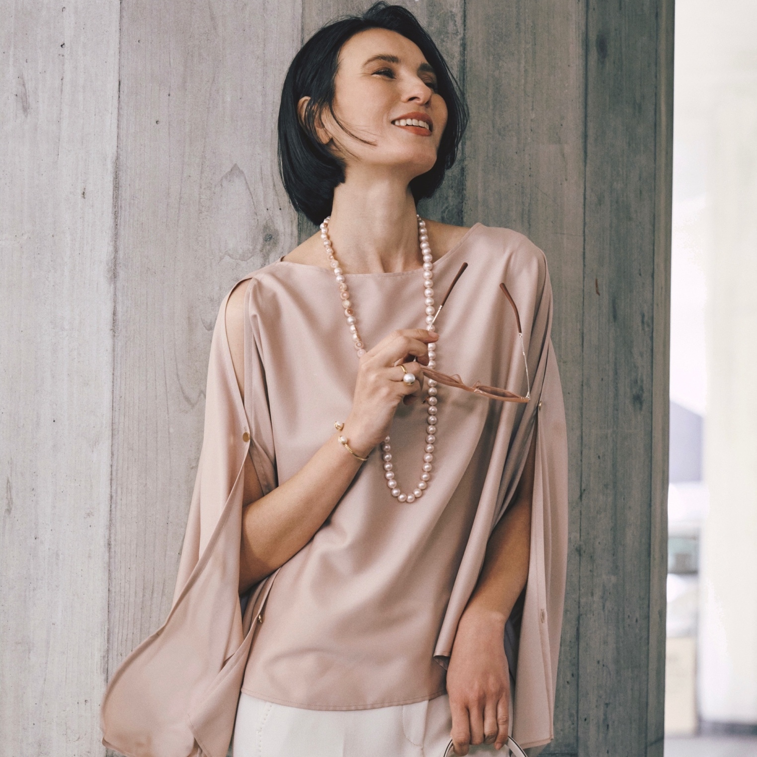 スリットを施した袖が優雅に揺れるブラウスで、いつもの白パンツをドレスアップ。最低気温15℃｜5/27(水)【40代・50代の毎日コーデ】