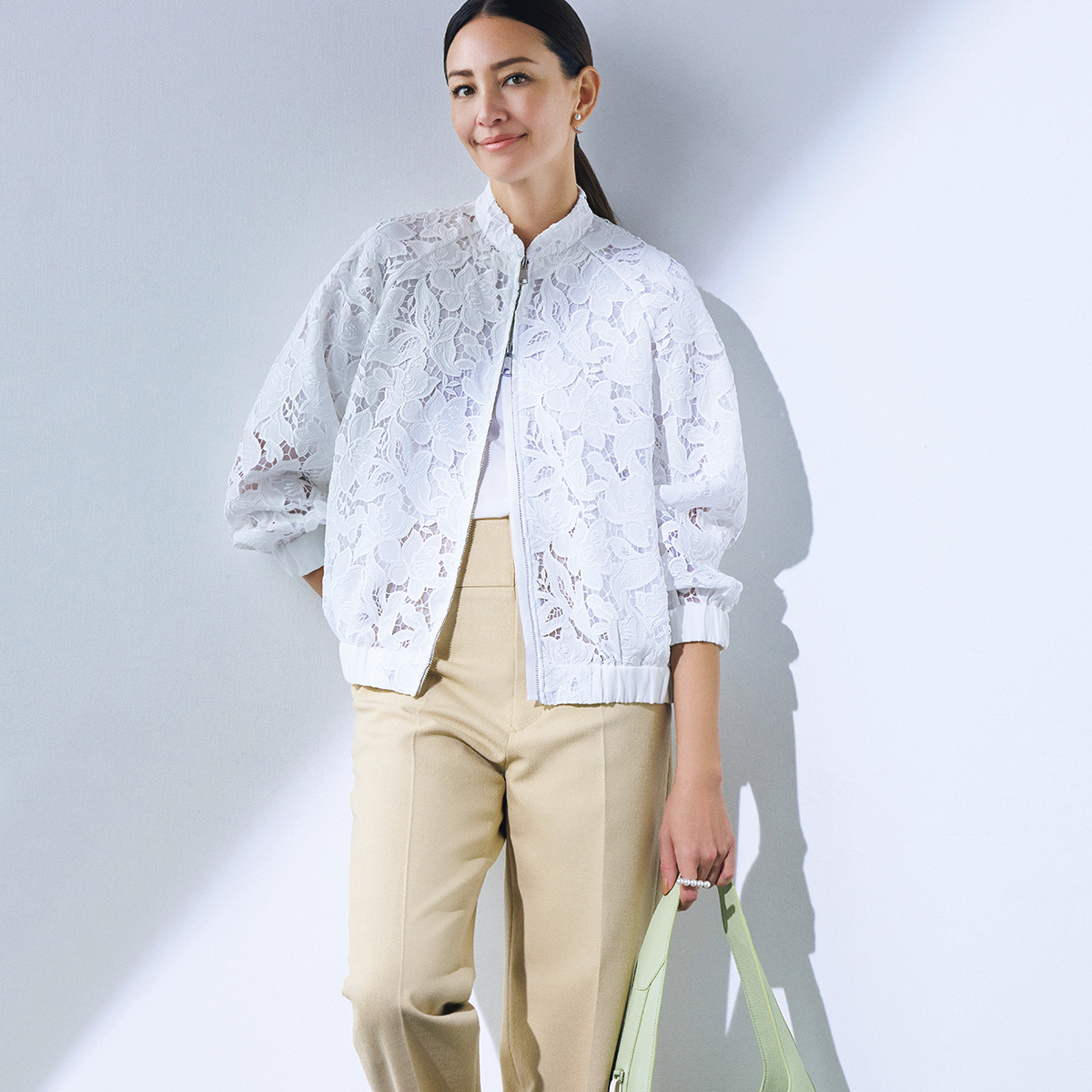 さっと羽織るだけで軽やか！春らしいムード高まる「レースブルゾン」