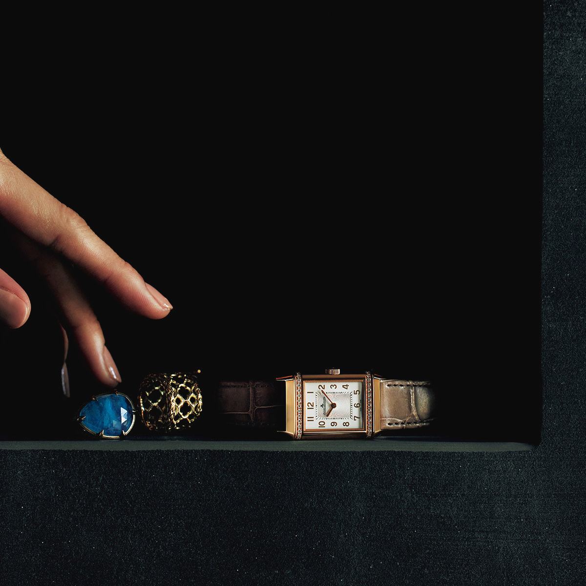 「ジャガー・ルクルト」の腕時計が食事会での手元を美しく魅せる【NEO エグゼの「ここ一番の時計」】