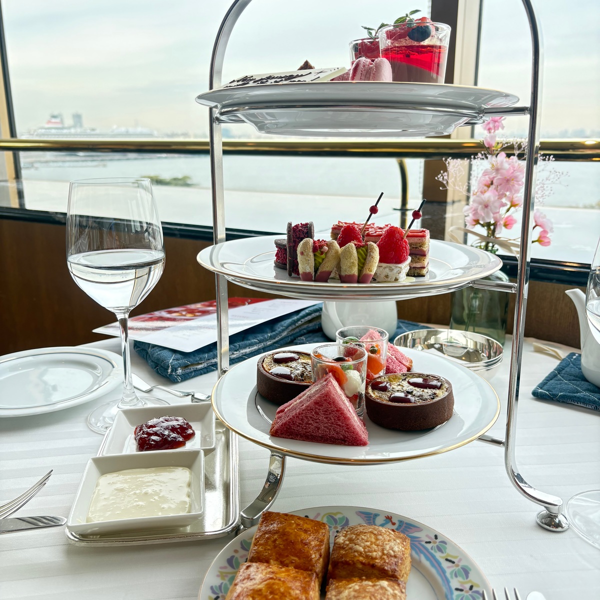 横浜で「絶景とともに楽しむ苺アフタヌーンティー」
