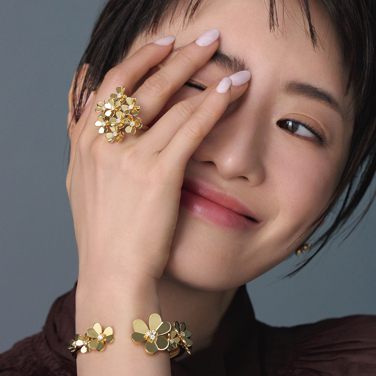 【ヴァン クリーフ＆アーペルのフラワーモチーフジュエリー】松本まりか、春の訪れを感じる手もとに