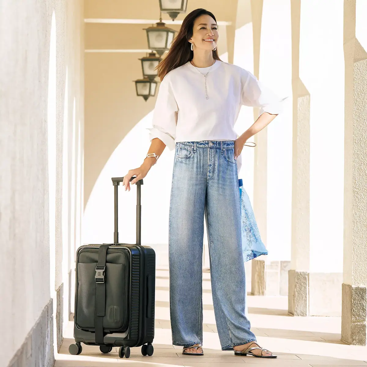 「rag & bone」のデニム＆「DUNO」トラベルスーツケースで作る快適で華やかな旅スタイル