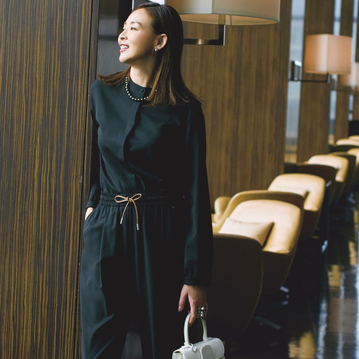 堅苦しくないオケージョンスタイルは、黒のブラウス&パンツで仕上げる。最高気温18℃｜3/18(水)【40代・50代の毎日コーデ】