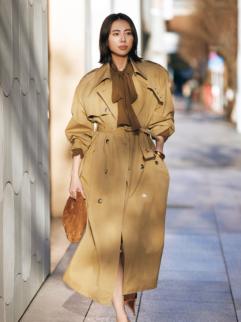 トレンチコートからのぞく「サンローラン」のボウタイブラウスが品格を高める【NEOエグゼのボウタイブラウス】