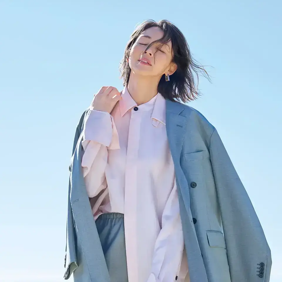 相性抜群！ グレー×ピンクの春コーデは淡いトーンでセンスを一歩高めて