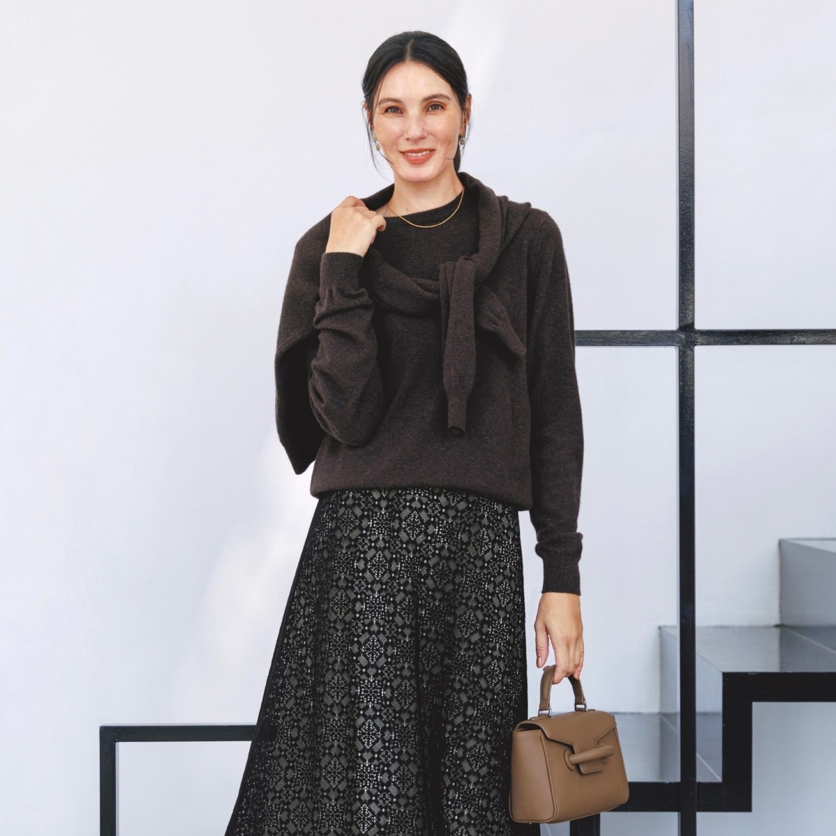 リュクスなレーススカートで定番ニットをドラマティックに着こなす。最高気温13℃｜2/23(月)【40代・50代の毎日コーデ】