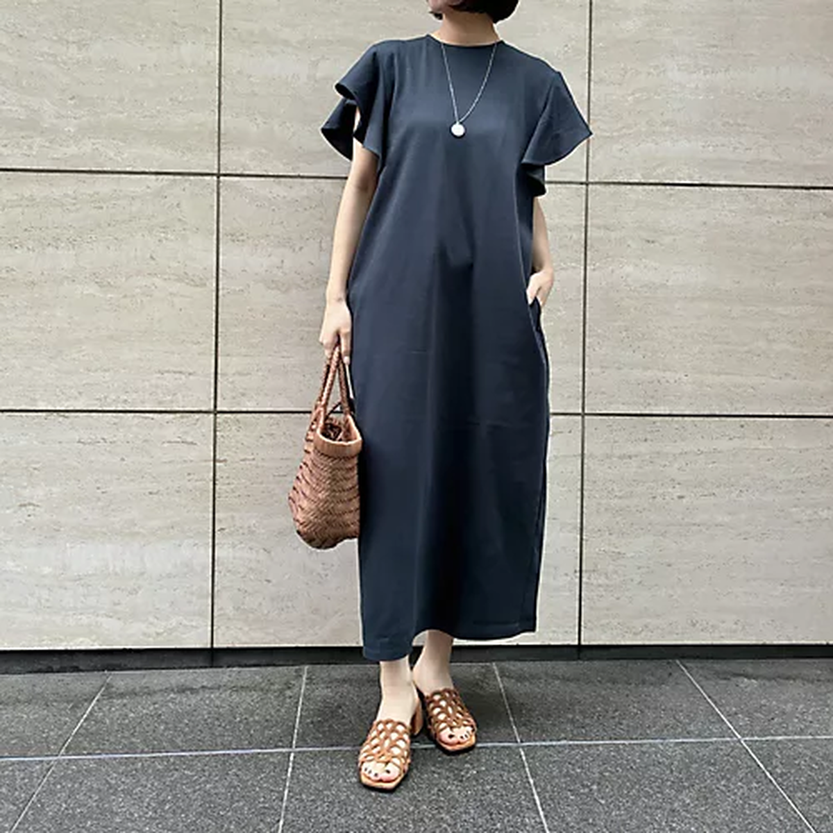 【40代・50代 ファッション 】“甘×辛”が正解。体型カバーと涼感を叶える、大人のフリル袖ワンピース徹底解説