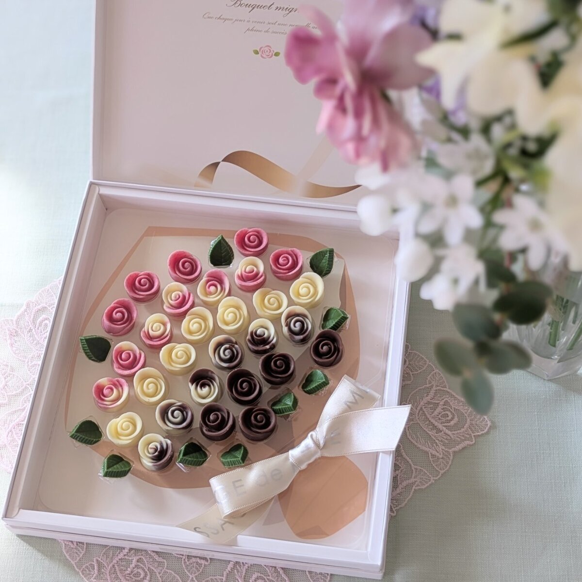 春の贈り物に。アートのようなバラの花束のチョコレート