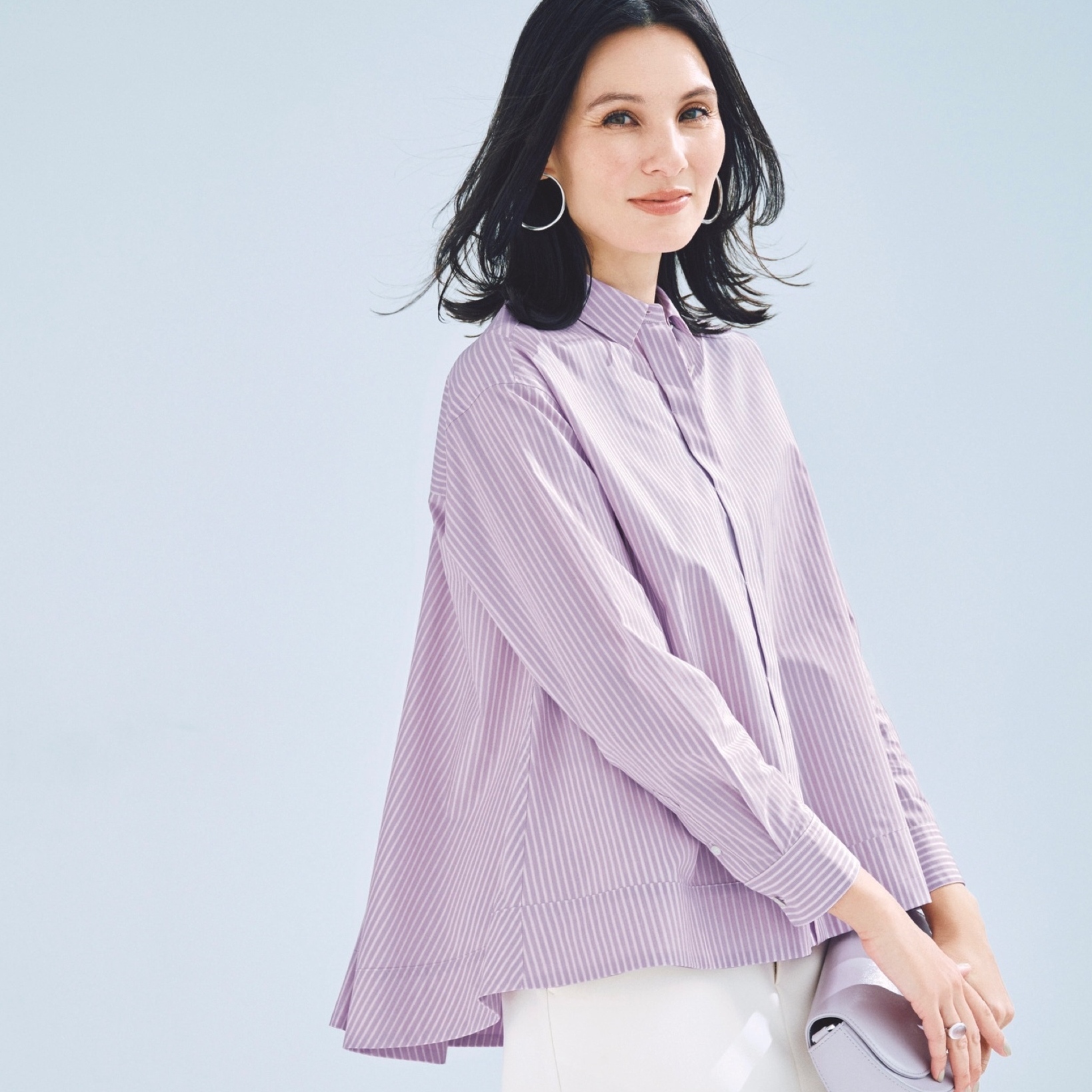 パステルピンクのストライプシャツは白スカートでクリーンに着こなす！最高気温25℃｜4/19(日)【40代・50代の毎日コーデ】