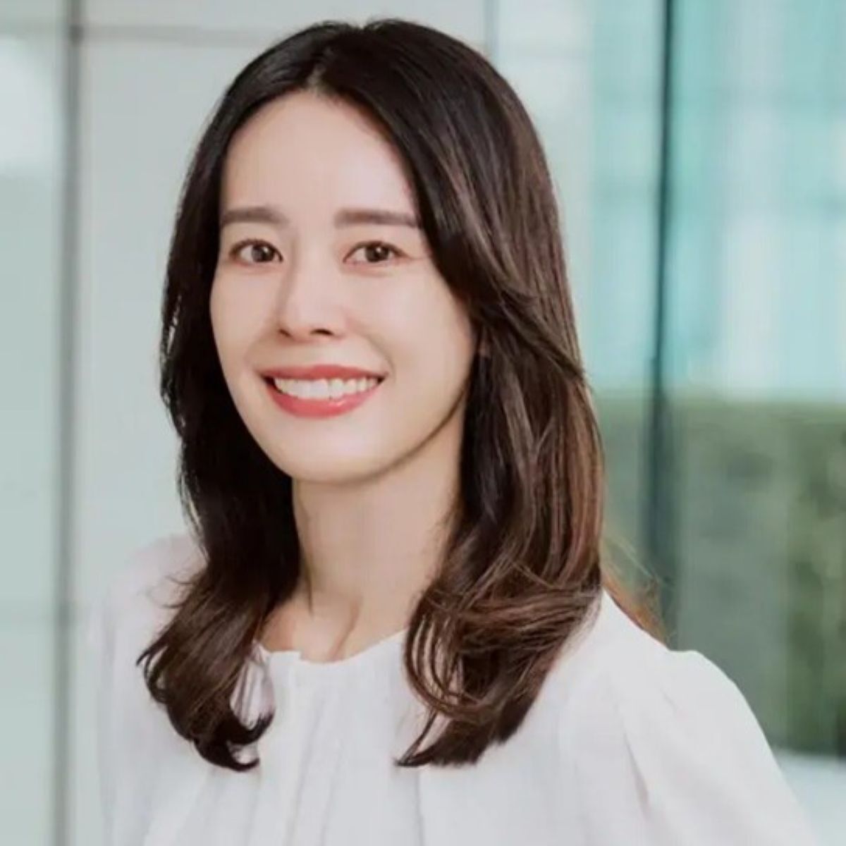 ふんわり感とツヤ感で印象アップ！50代に似合う「セミロング＆ロングヘア」春スタイル27選