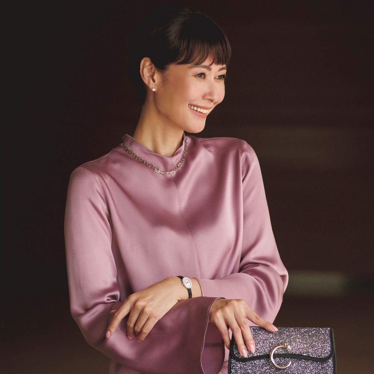 サテンドレスとビジューバッグのきらめきを重ねて、非日常感のあるドレスアップを楽しむ。気温11℃｜2/22(日)【40代・50代の毎日コーデ】