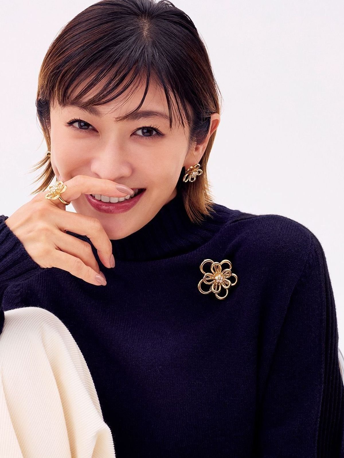 【山田優と「ヴァン クリーフ＆アーペル」のジュエリー】辛口ファッションに抜け感をプラス