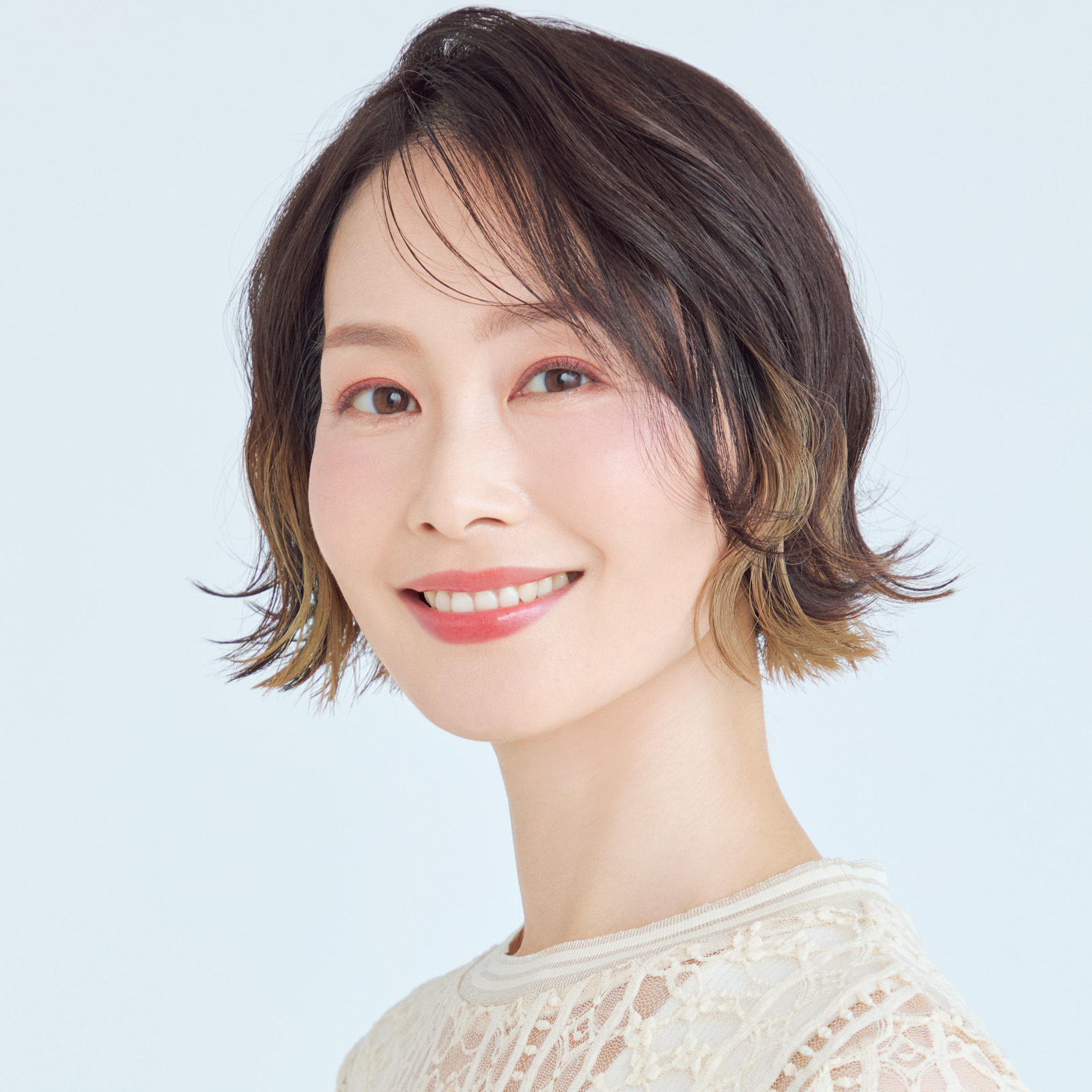 ボブヘアをちょっと変えたい！をかなえるチラ見せインナーカラー【50代髪型・ヘアスタイル】