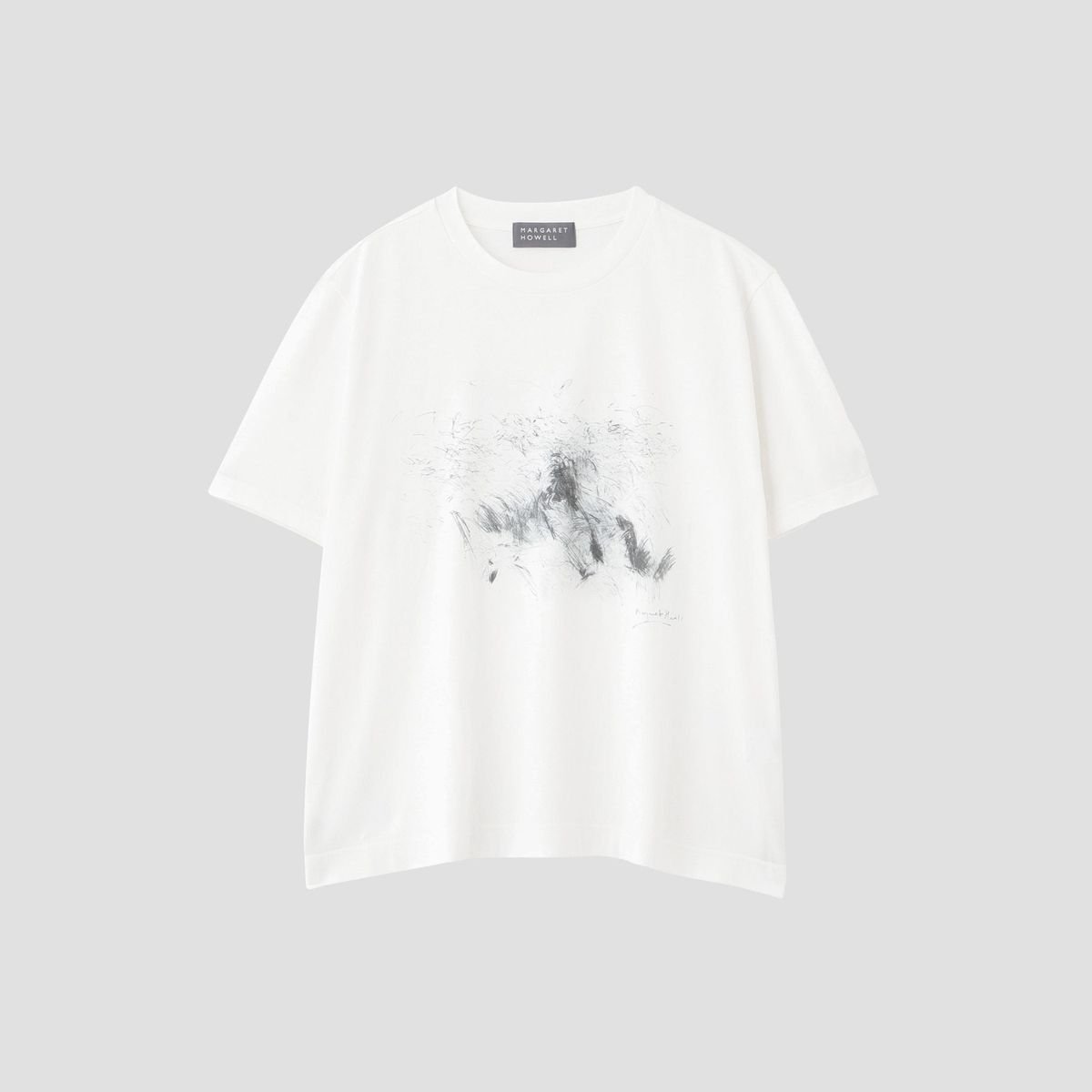 大人がシックに着こなせる。マーガレット・ハウエルのプリントTシャツ【１日１枚！ 50代の着映えTシャツ図鑑】