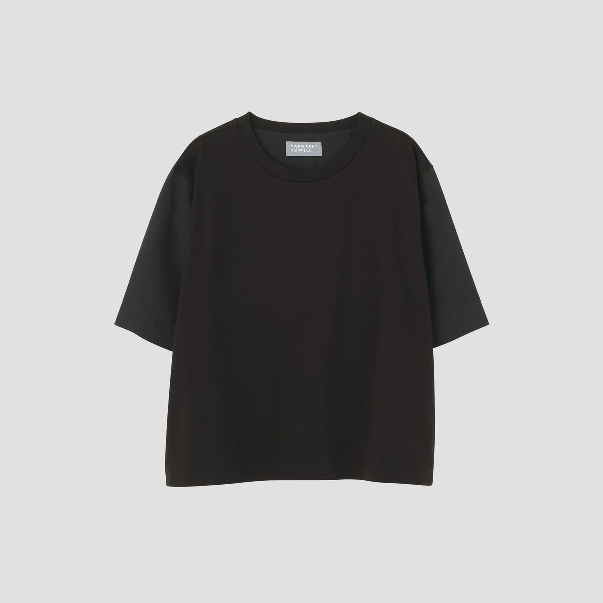 無地はディテールで差がつく！ マーガレット・ハウエルのTシャツ【１日１枚！ 50代の着映えTシャツ図鑑】