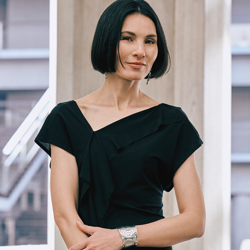 鎖骨の存在感が際立つアシメワンピでクールに。50代の夏ファッションにふさわしい「素肌を感じる服」