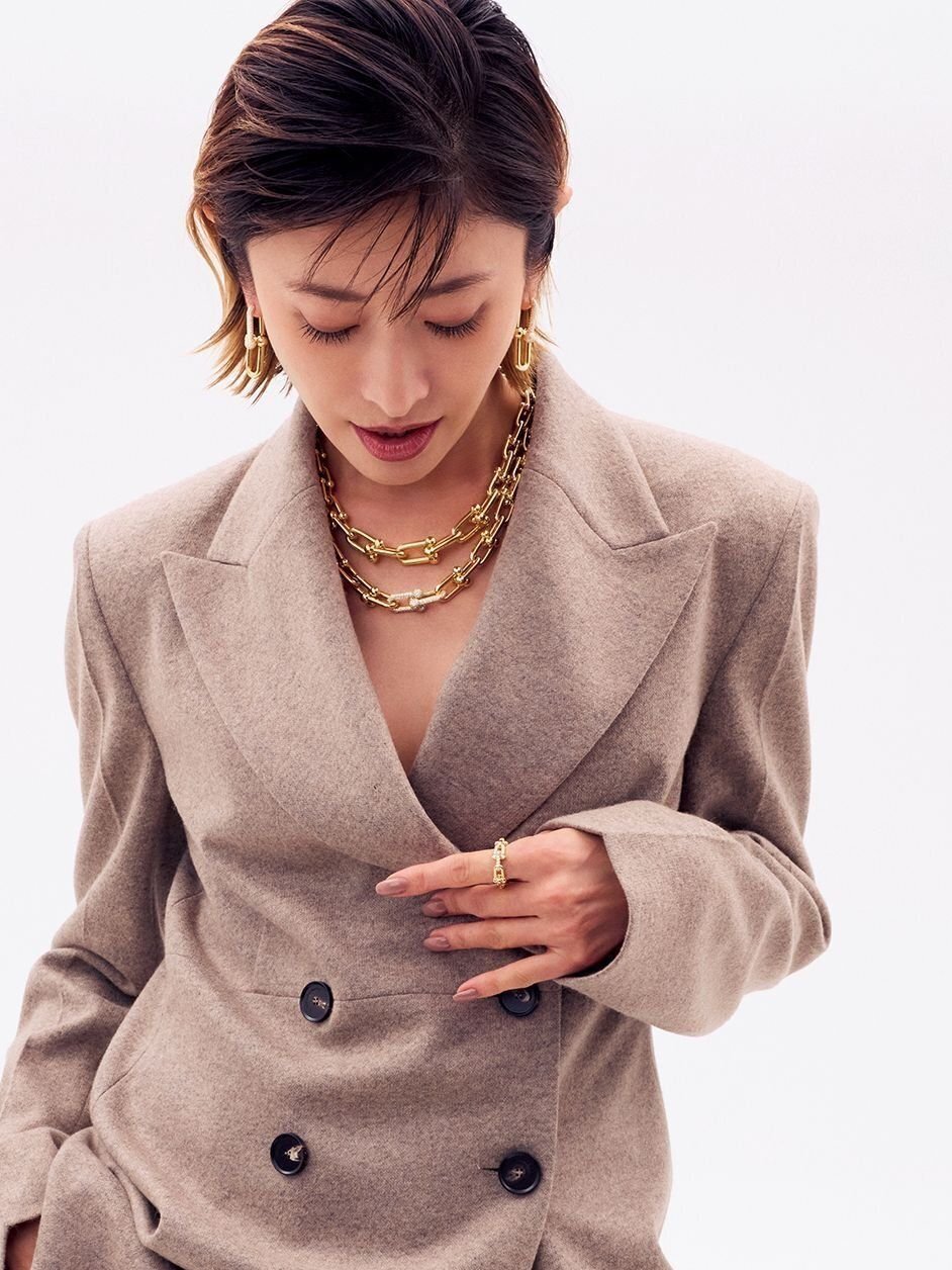 【山田優と「ティファニー」のジュエリー】力強いゴールドの輝きからパワーをもらって