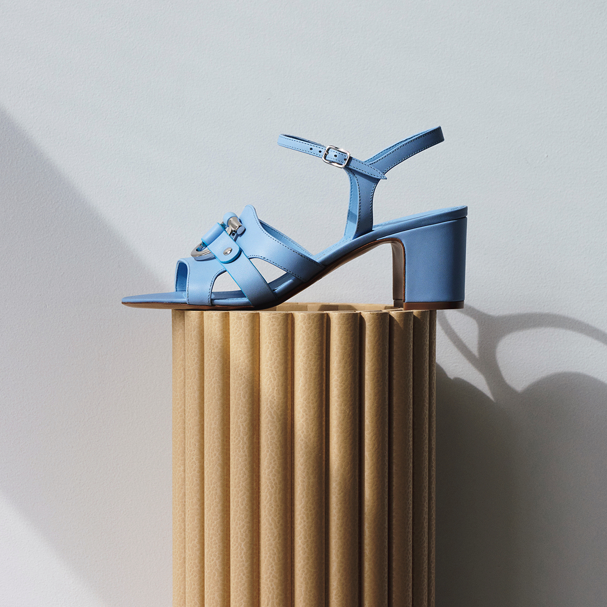 エレガントなのに安定感がある「ブロックヒールサンダル」4選