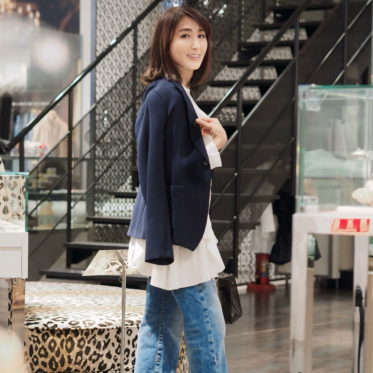 【紺ブレ×デニム】大人のトレンドミックスコーデ 