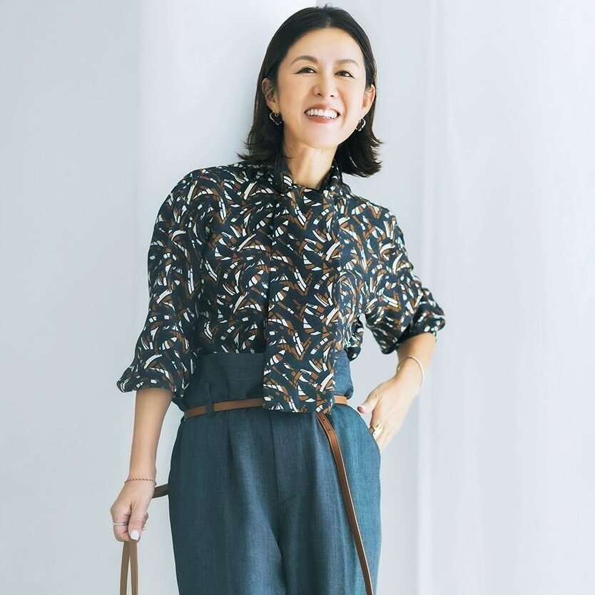 大草直子さんはシャツとブラウスで秋の気分を呼び込む。「主役トップス」がときめきの新戦力！