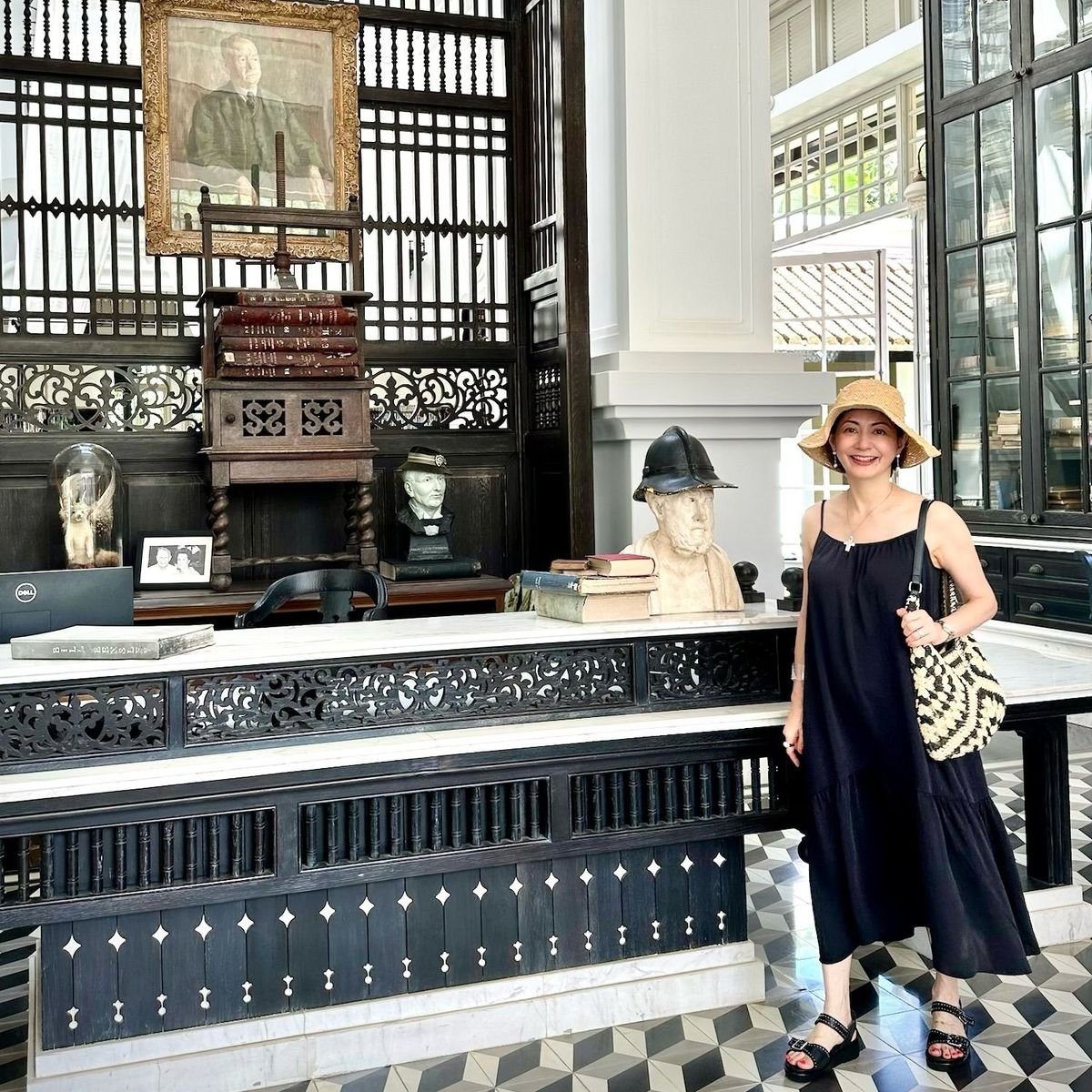 空と海の青、色彩溢れる楽園へ。JW Marriottフーコックで楽しむ、大人のモノトーンリゾートコーデ