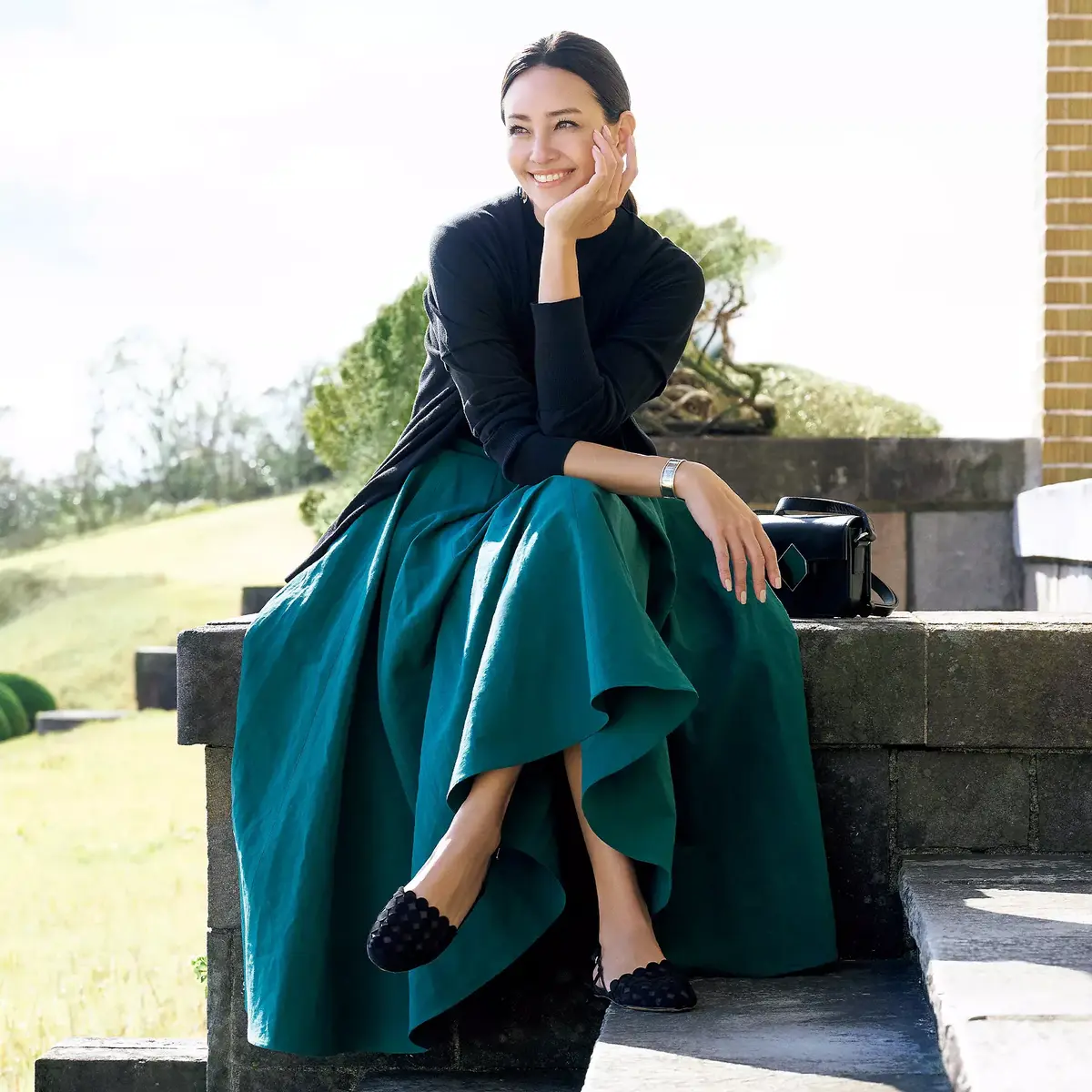 頼れるあのブランドから届いたサマースタイルを決める2足！フォトジェニックな黒サンダル