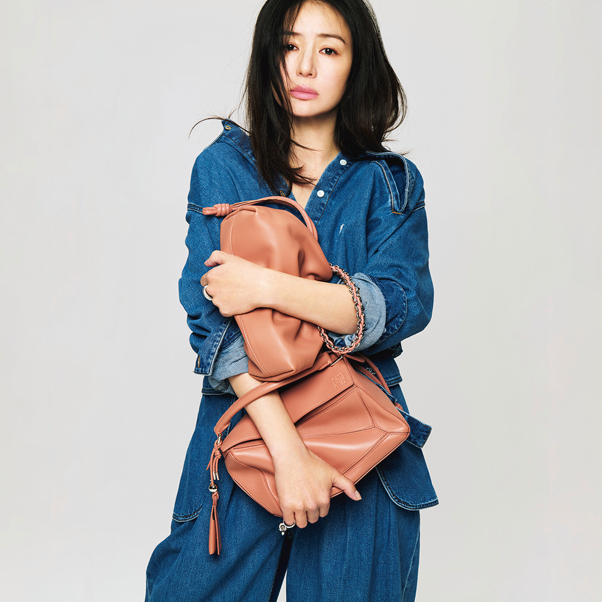 【井川遥がまとうさくら色の春】ラフに抱える気負いのなさに大人の余裕と洗練が宿る