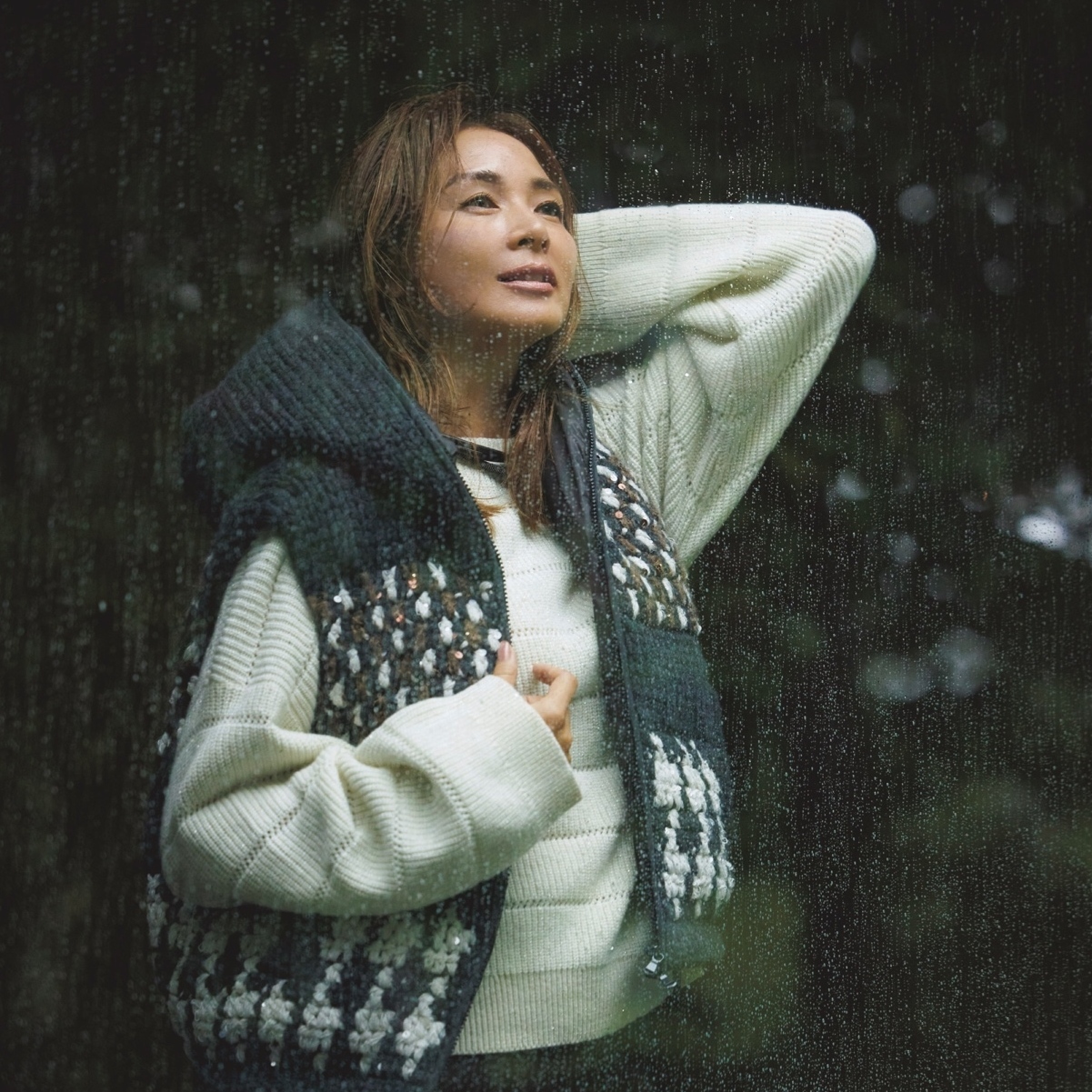 織り模様の入ったニットベストを重ねてリュクスな冬のカジュアルコーデに仕上げる。最低気温5℃｜2/21(土)【40代・50代の毎日コーデ】