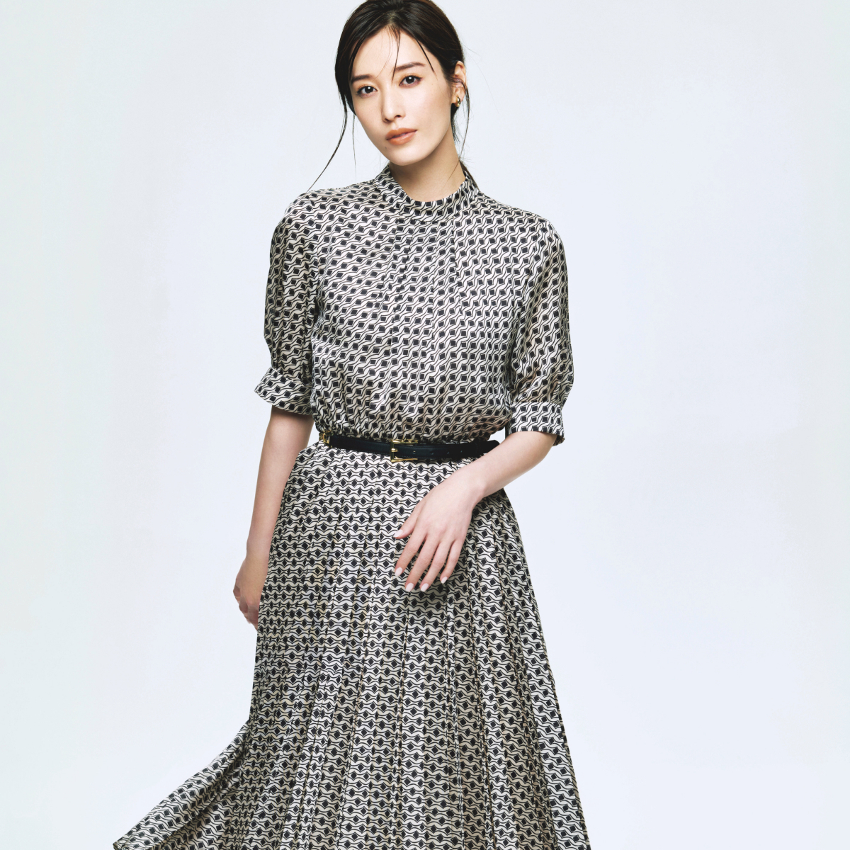 月城かなとがまとう「ポール・スチュアート」五感を満たす服