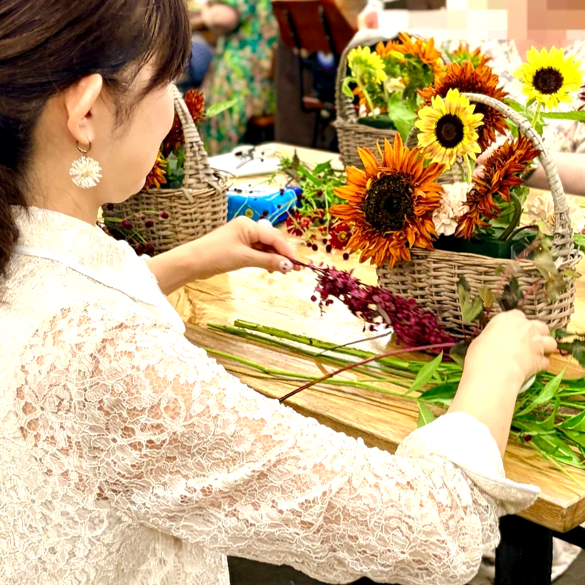 【日比谷花壇本社】麻布十番で晩夏ただよう向日葵アレンジメントレッスン。