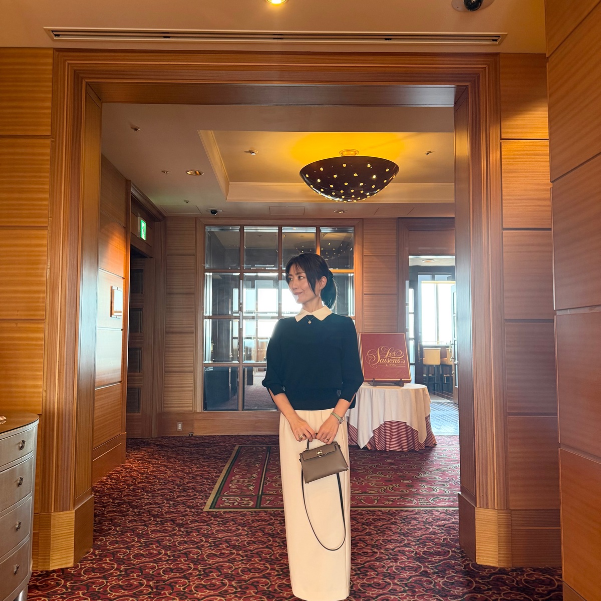 お出かけスタイル　襟付きトップスでエレガント