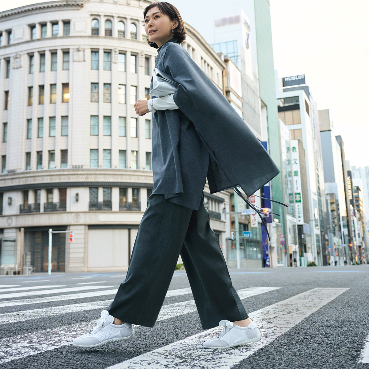 銀座の街に似合うスニーカー！高級感を醸し出す「ロジェヴィヴィエ」のローテクスニーカー