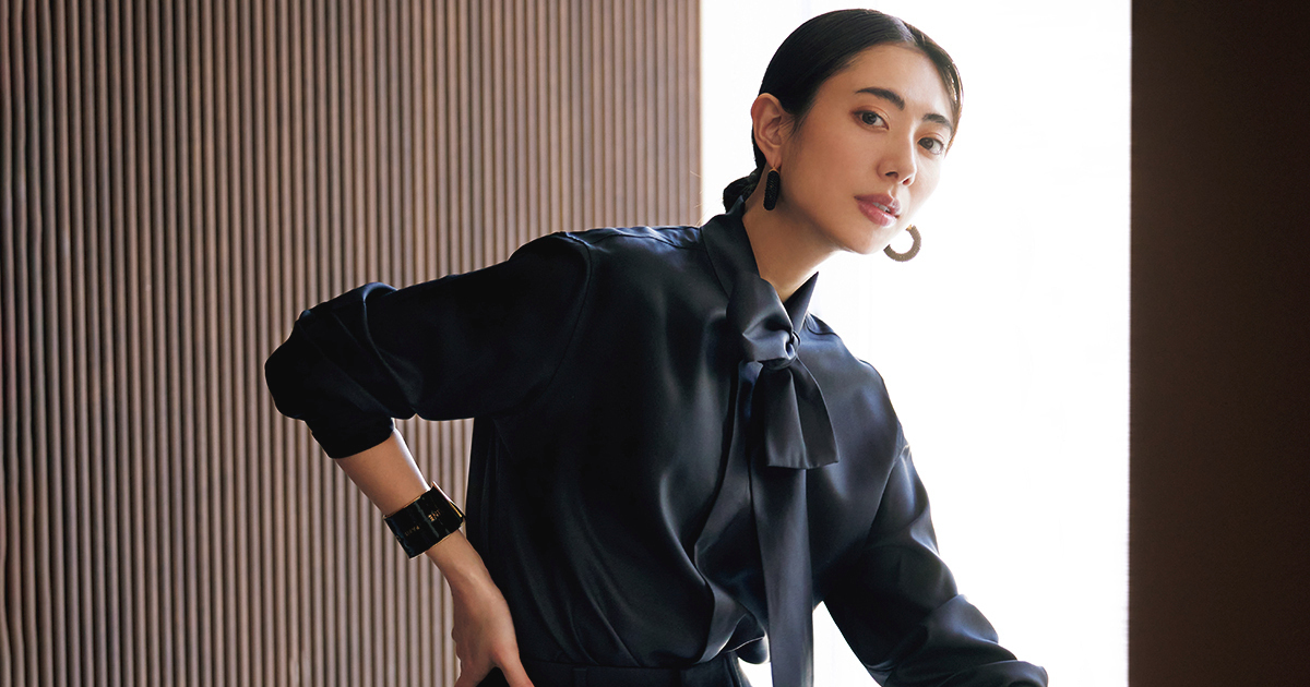 セリーヌ」の黒のボウタイブラウスで春の装いをリフレッシュ【NEO