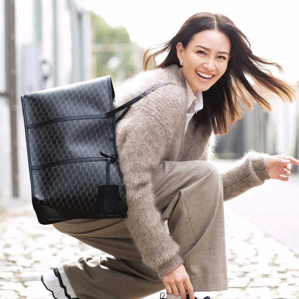 ふんわり柔らかなモカベージュでまとめた通勤コーデは、黒小物で引き締めスタイリッシュに！最低気温7℃｜3/16(月)【40代・50代の毎日コーデ】