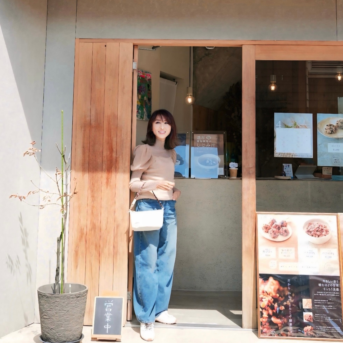 50代コーデ｜UNIQLOバギーカーブジーンズ×ZARAの映えトップスで腸活ランチ