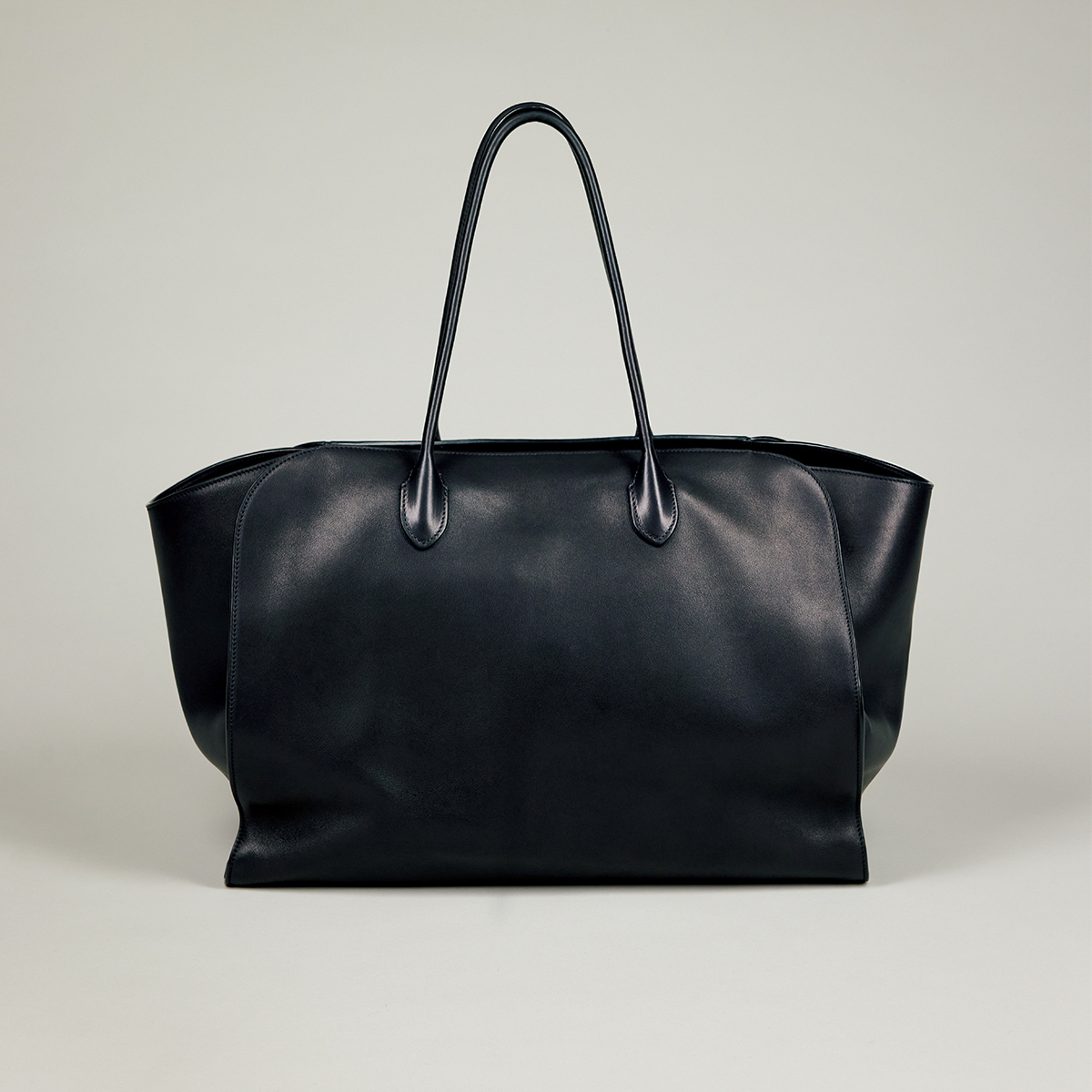 【ザ・ロウの大きめトートバッグ】汎用性の高いシンプルで王道なデザインが魅力