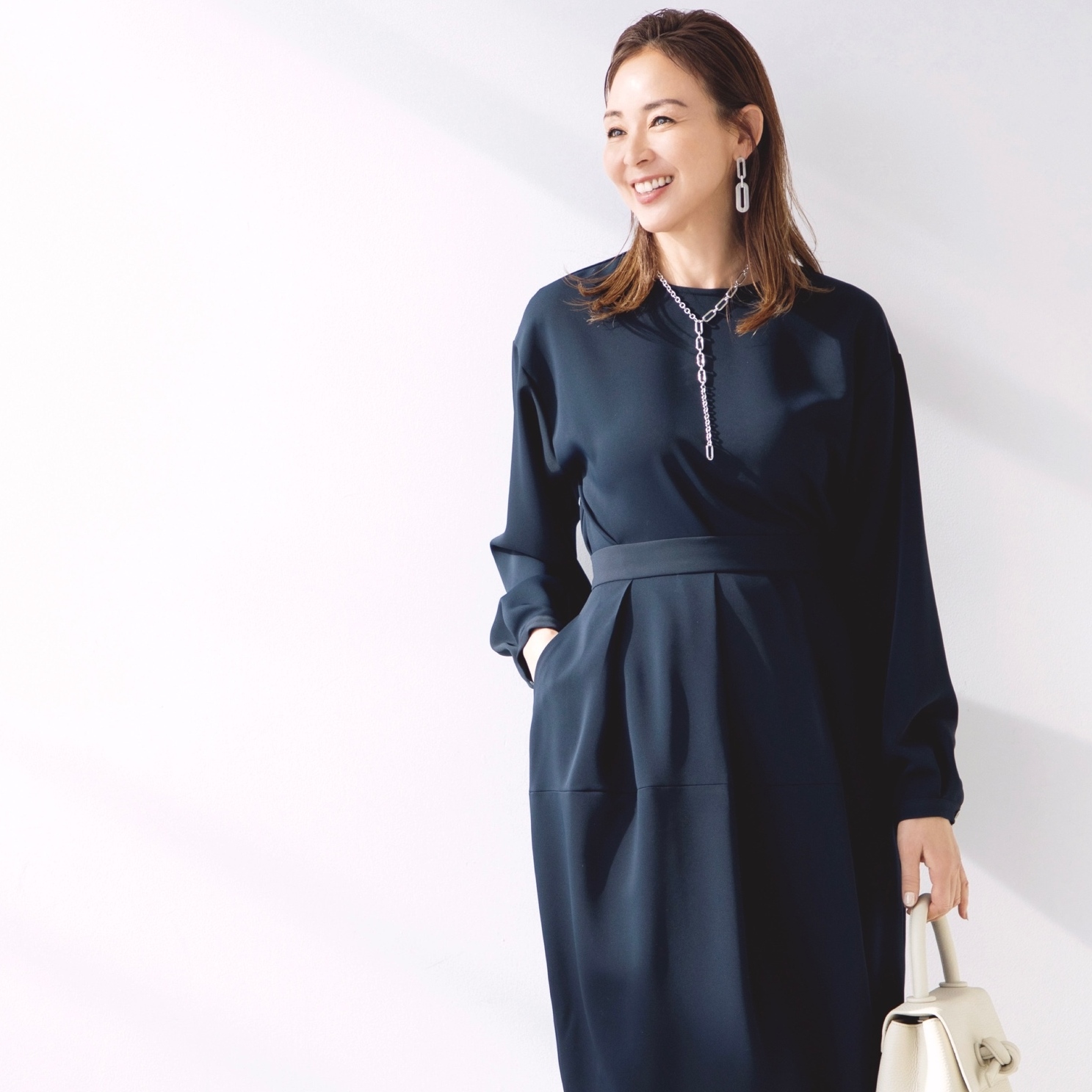 同素材ブラウスとスカートをワンピース風に着こなし、セレモニーに適したきちんと感を演出。最高気温20℃｜4/3(金)【40代・50代の毎日コーデ】