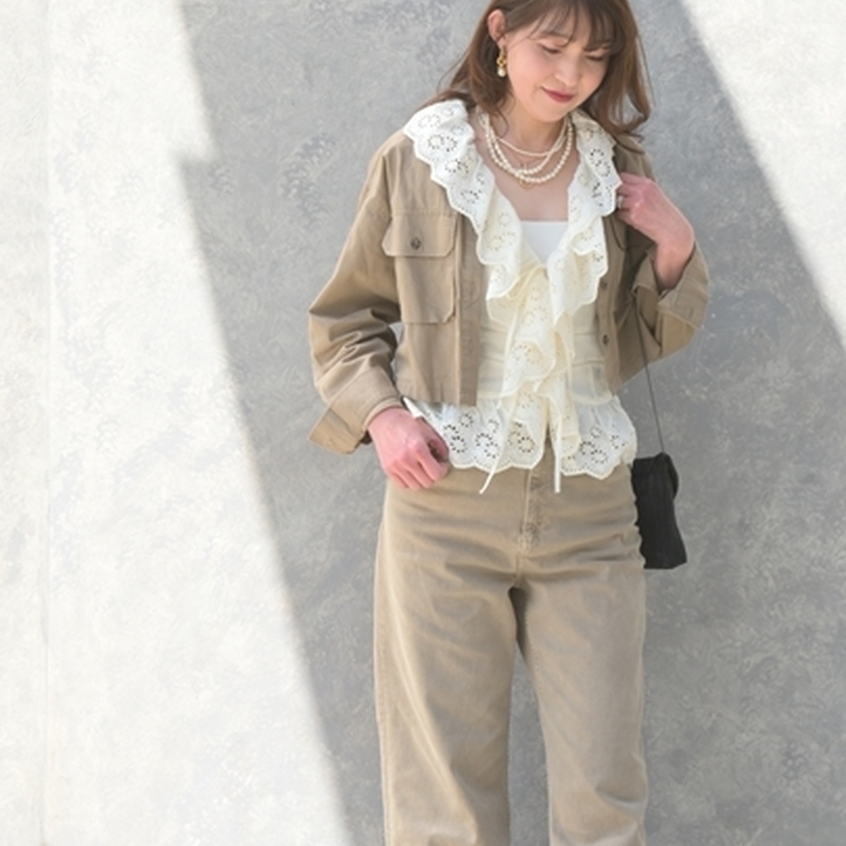 ZARAのデニムにフリルブラウスを合わせた大人カジュアル♪