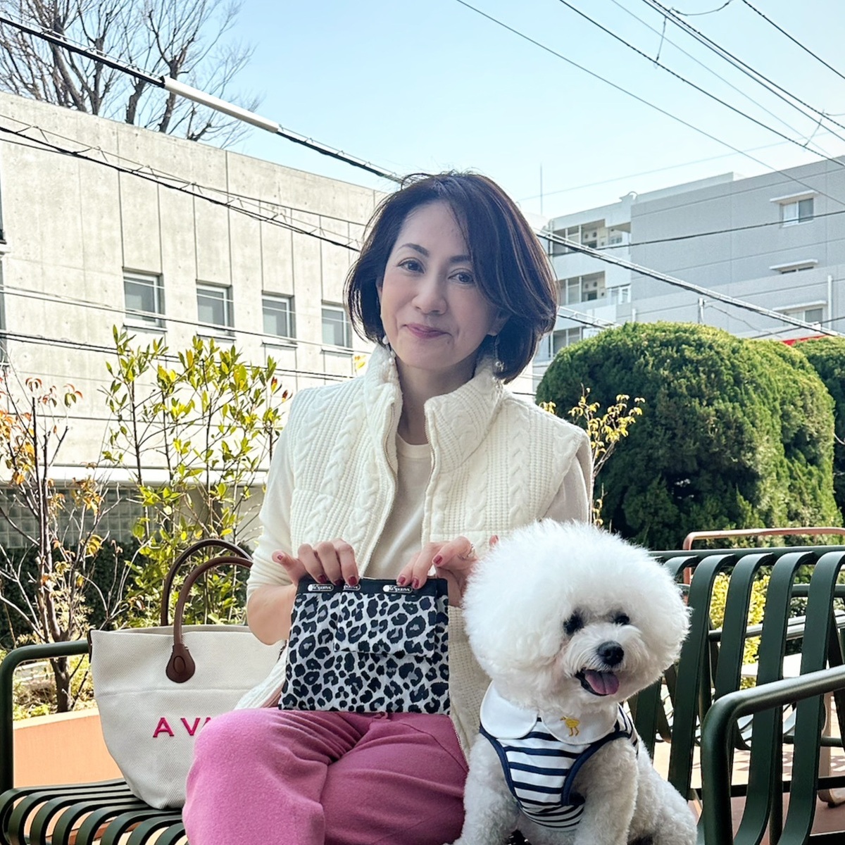 今年の付録ポーチも期待以上、[レスポートサック大人のレオパード柄ポーチ大小セット]を持って愛犬とお散歩