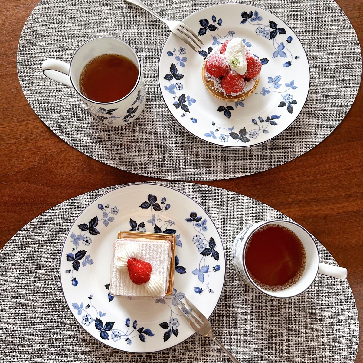 大事な方にも、自分にも。ウェッジウッドのシックなブルーが映える「ストロベリー インクブルー」をギフトに【ウェブエクラ編集長シオヤの「あら、素敵☆ 手帖」#123】