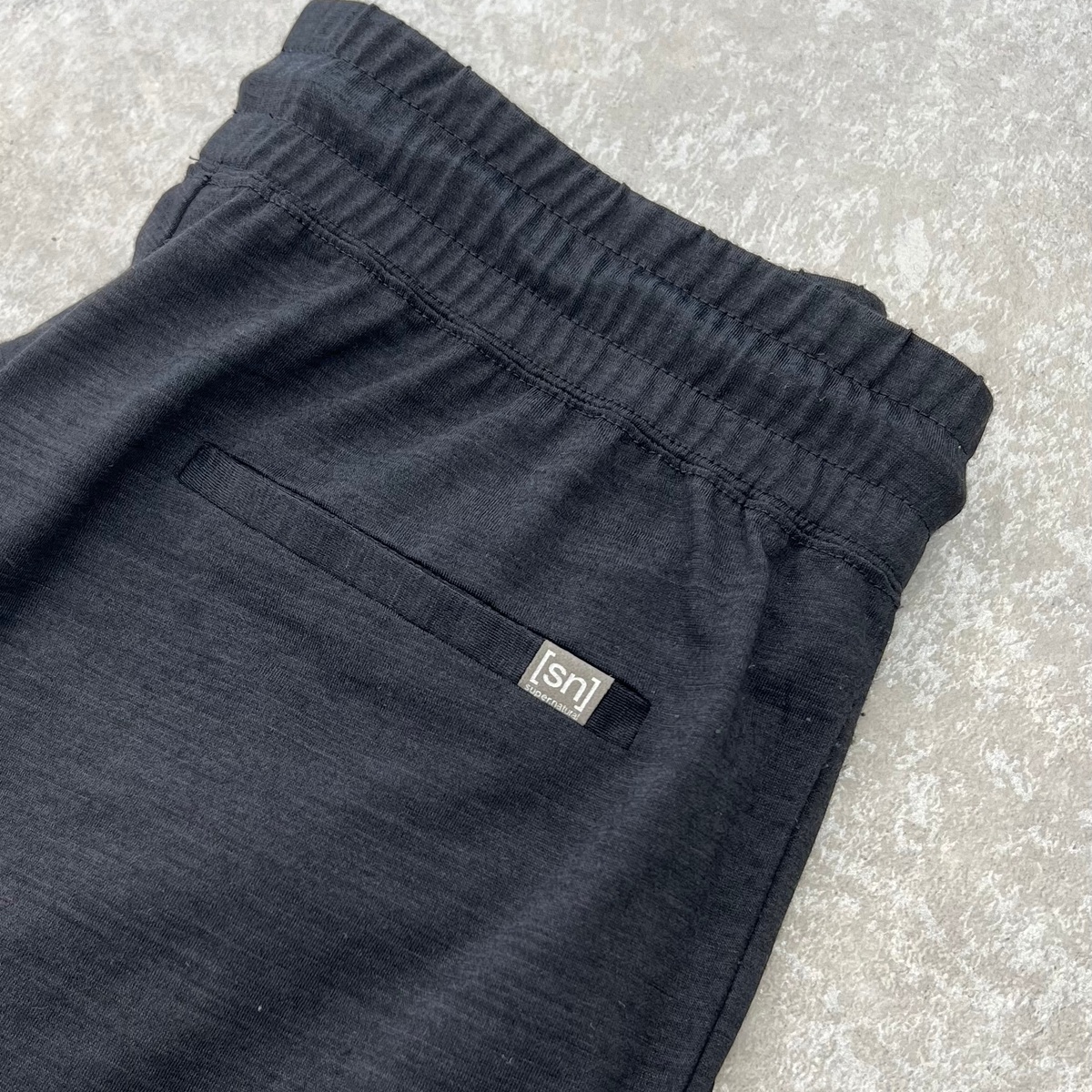 気温26℃でも快適！ 高機能素材【sn】スーパーナチュラルを採用したSLOANEのセンタータックパンツ【エクラ編集部員の偏愛名品図鑑 #31】