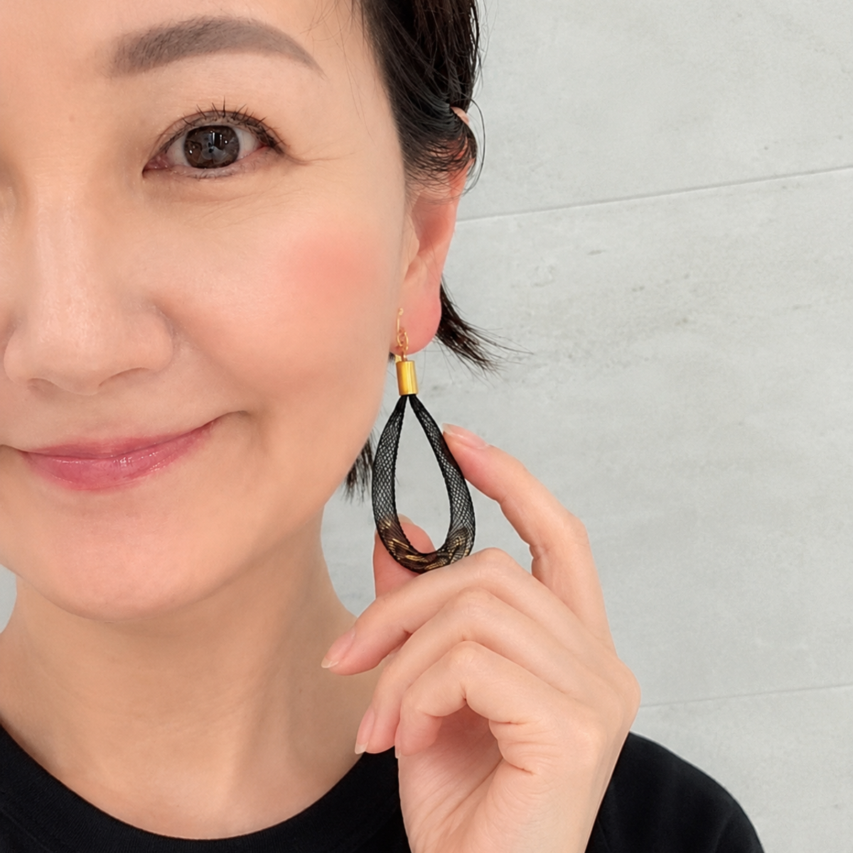 ショートヘアの54歳。顔まわりが華やぐ「大ぶりイヤリング」が今の気分