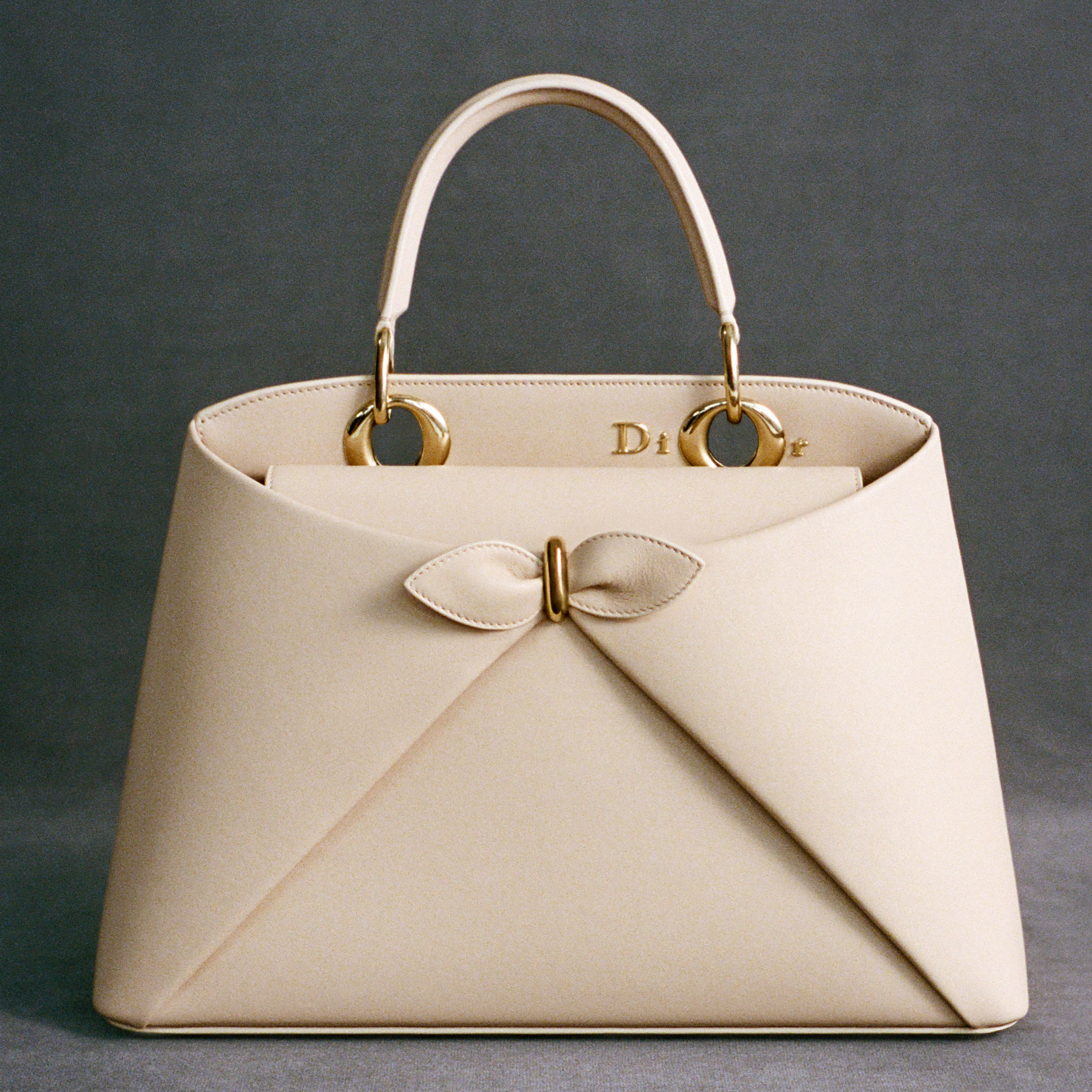 話題の新作バッグ「ディオール シガール」に込められたディオールの匠の技を特別に公開