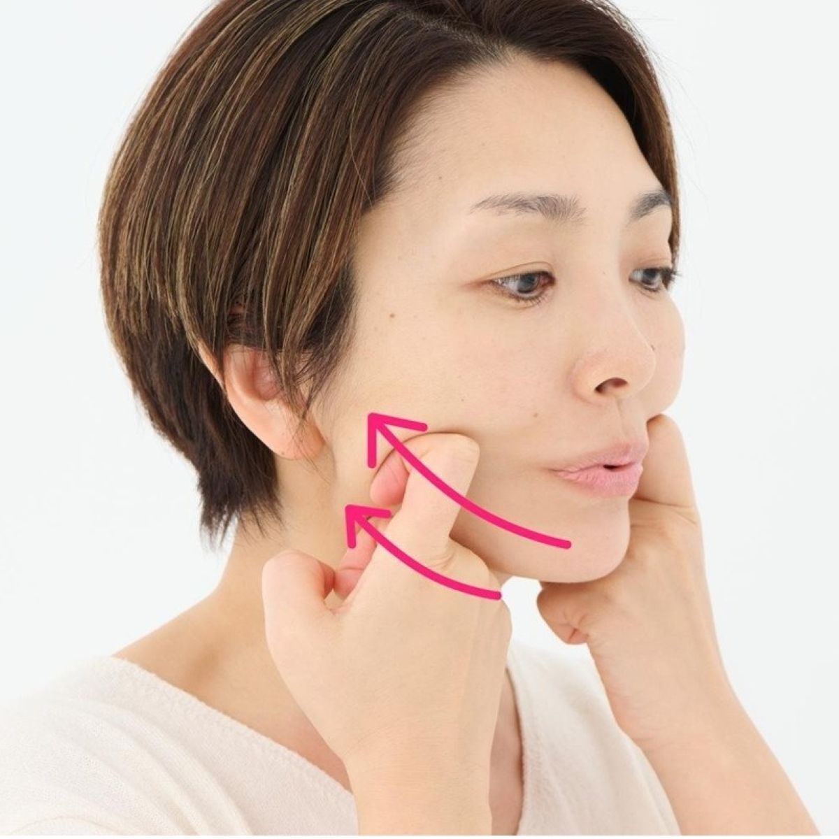 メイク前にやるだけ！50代の顔印象がぐっと引き上がるテクニック