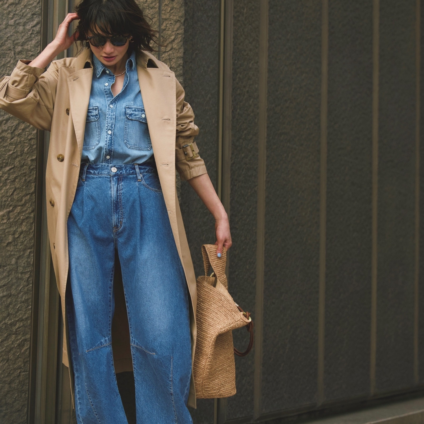 トレンチ×デニムの定番アイテム同士のコーデはシルエットの変化で鮮度を高める。最低気温13℃｜4/5(日)【40代・50代の毎日コーデ】