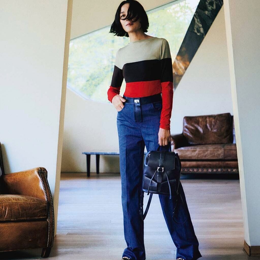 「フェラガモ」のバックパックは使い勝手抜群でたくさん歩く日に活躍！【板谷由夏と旅するバッグ】