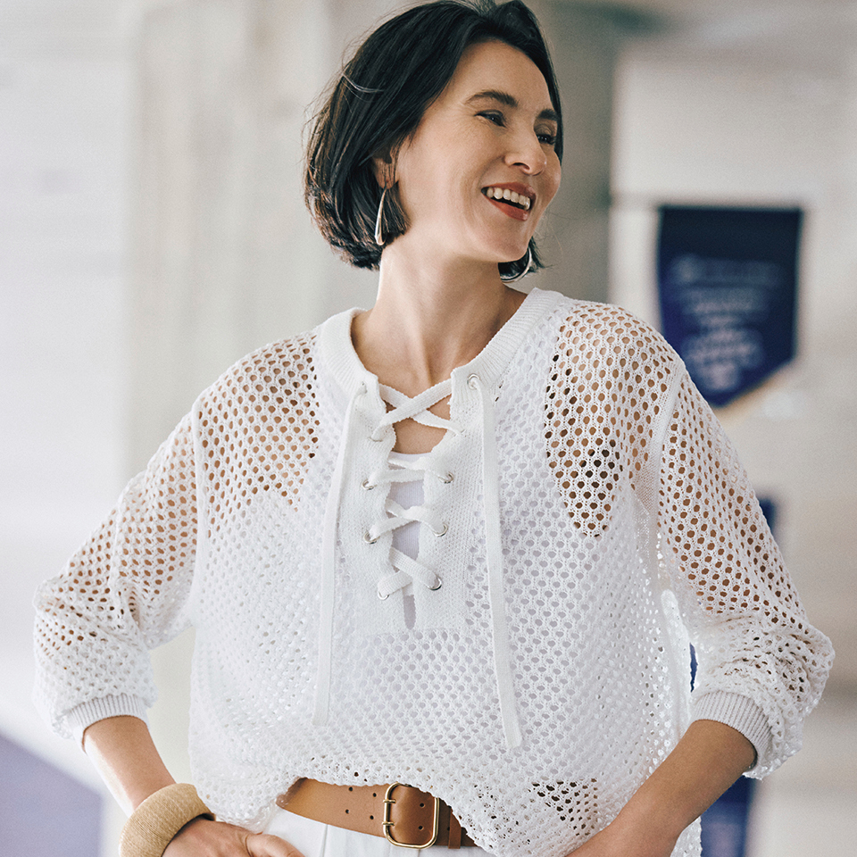 メッシュニットなら、快適に肌見せがかなう。50代の夏ファッションにふさわしい「素肌を感じる服」