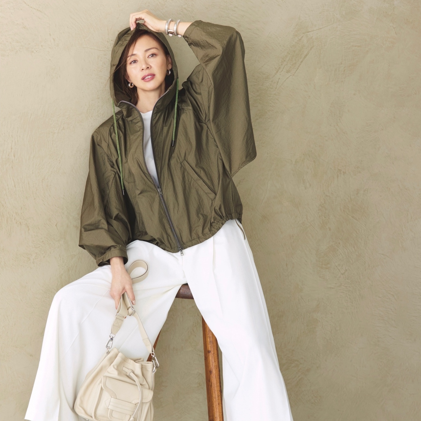 メタリックな質感が冴えるカーキブルゾンをホワイトコーデに重ねてキレよく！最高気温21℃｜4/12(日)【40代・50代の毎日コーデ】