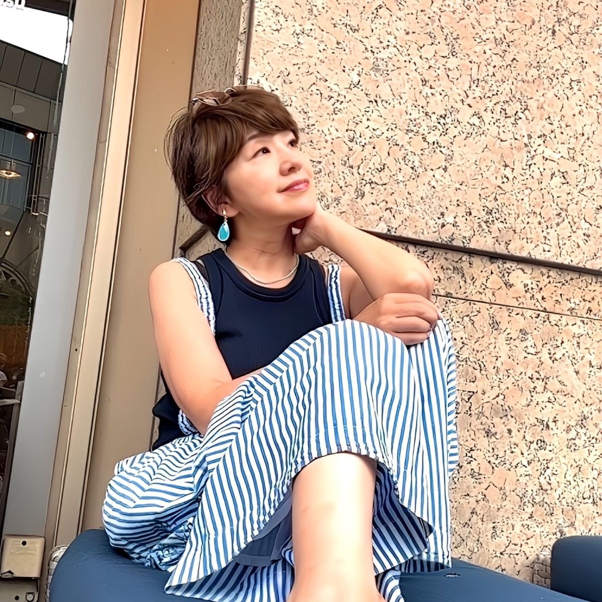 ターコイズが主役。夏のおしゃれを楽しむ大人の小物コーデ